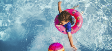 Crianças na piscina: riscos e 5 cuidados essenciais para garantir a segurança